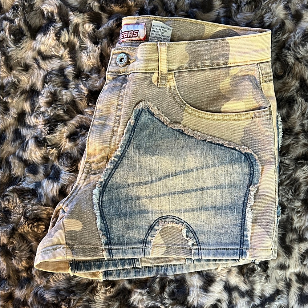 Lazerjeans Camouflage Denim Shorts with Jean patchwork detail - Picture 7 of 16